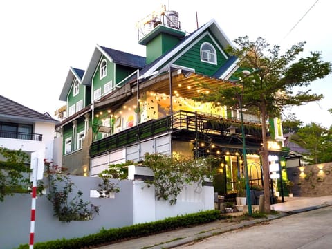 Property building, Day