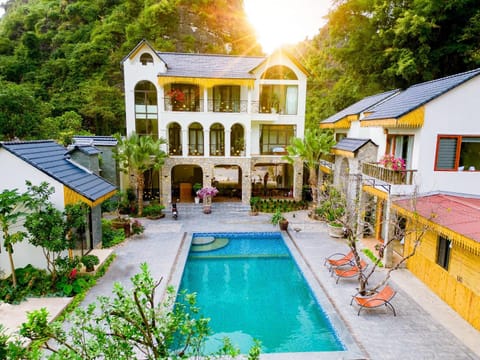 Property building, Patio, Spring, Day, Natural landscape, Garden, Garden view, Pool view, Swimming pool, Breakfast, sunbed