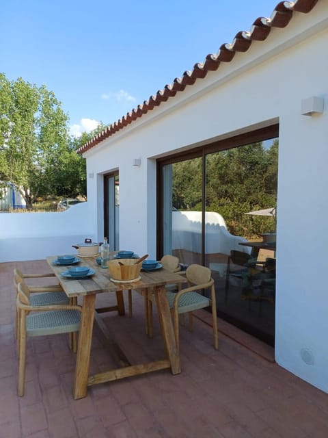 Property building, Patio, View (from property/room), Balcony/Terrace, Seating area, Dining area