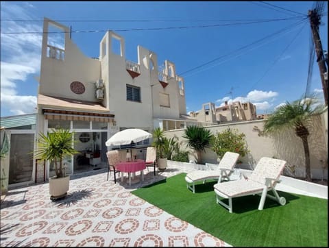 Property building, Balcony/Terrace, Living room