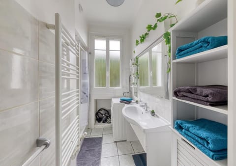 Bathroom, towels, washing machine