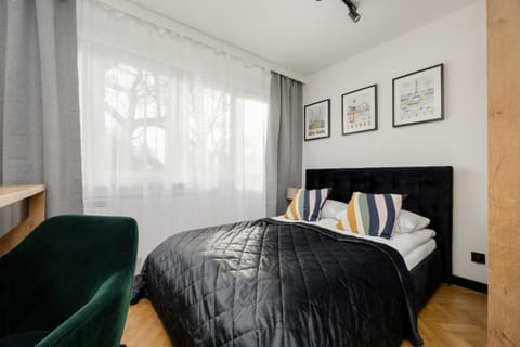 Bed, Living room, Photo of the whole room, Seating area, Bedroom