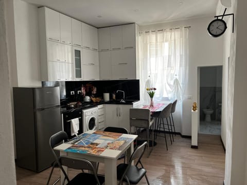 Kitchen or kitchenette, Dining area, oven, stove