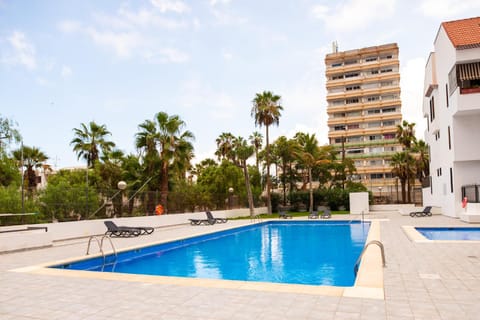 Property building, Swimming pool, sunbed