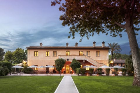Property building, Facade/entrance, Day, Natural landscape, Garden, Garden view