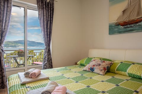 Bed, View (from property/room), Balcony/Terrace, Bedroom, Sea view, towels