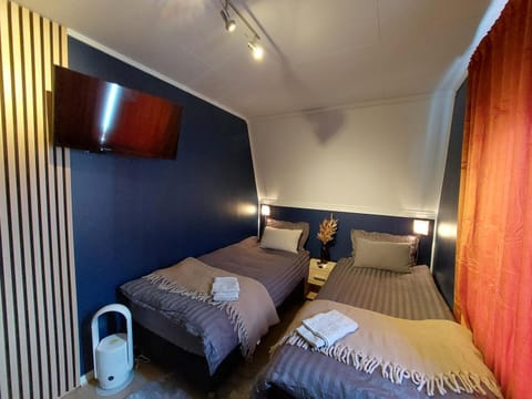 Bed, TV and multimedia, Bedroom, towels