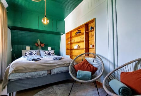 Bed, Bedroom, towels, wardrobe