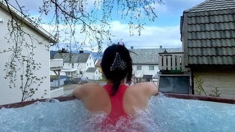 Natural landscape, Hot Tub, Pool view, group of guests