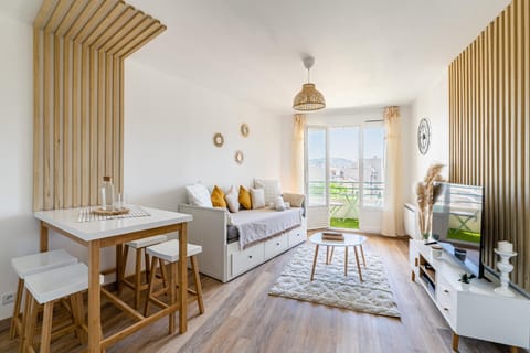 Bed, TV and multimedia, Photo of the whole room, Seating area, Dining area, Bedroom, hair dresser