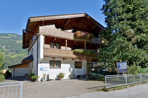 Property building, Facade/entrance, Day, Summer, Billiard, Bowling, Casino, Children play ground, Darts, Fishing, Golfcourse, Horse-riding, Minigolf, Minigolf, Ski School, Skiing, Skiing, Table tennis, Tennis court, Canoeing, Hiking, Hiking, Cycling, Cycling, Diving, Evening entertainment, Mountain view, Street view, Sports