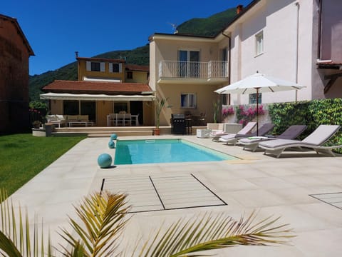 Property building, Patio, Pool view, Swimming pool, Swimming pool, sunbed