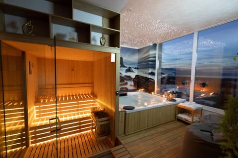 Bed, Natural landscape, Hot Tub, Photo of the whole room, Bedroom, towels