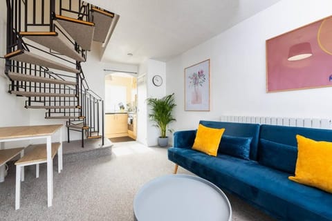 Beautiful House by Station with Private Parking House in Cambridge