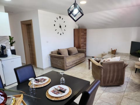 Communal lounge/ TV room, Kitchen or kitchenette, Living room, Seating area, Dining area, Evening entertainment
