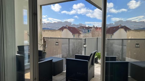 Terrace Apartment with Free Parking, Metro Malakoff, Near Paris Apartment in Montrouge