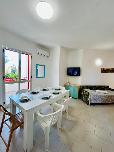 Property building, Bed, TV and multimedia, Living room, Dining area