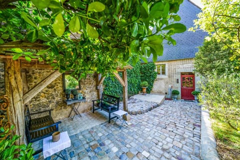 Property building, Patio, Spring, Day, Garden, Garden view