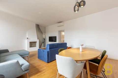 TV and multimedia, Living room, Decorative detail, Seating area, Dining area, air conditioner
