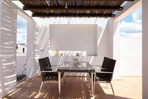 Property building, Balcony/Terrace, Living room