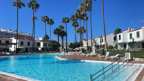 Property building, Day, Pool view, Swimming pool, sunbed