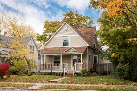 Beautiful House Walk Everywhere AC Fire Pit House in Traverse City