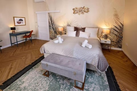 Bed, Photo of the whole room, towels