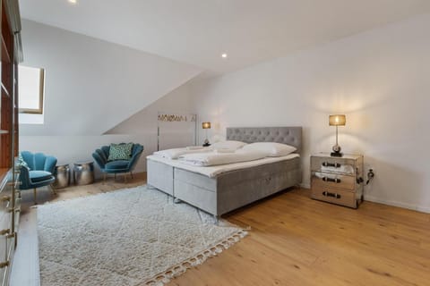 Bed, Living room, Photo of the whole room, Seating area, Bedroom
