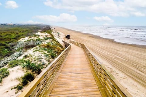 Beach Boardwalk Private Pool Golf Cart Friendly House in Port Aransas