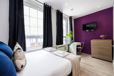 Bed, TV and multimedia, Photo of the whole room, Seating area, Bedroom, heating
