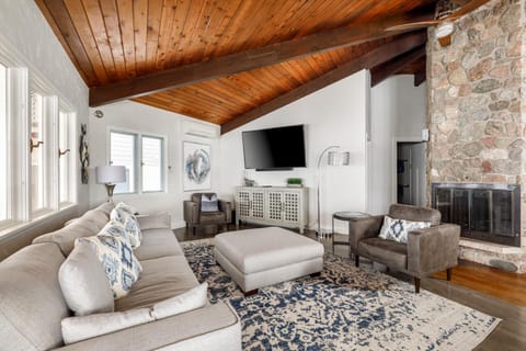 East Bay Escape Private Beach AC Sunrise Paradise House in Michigan