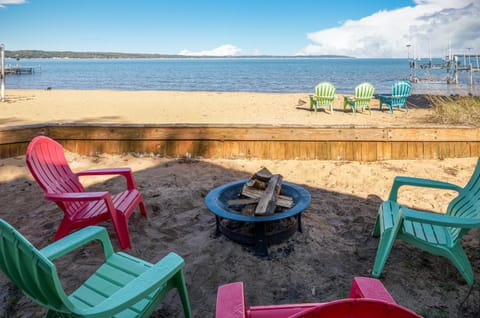 East Bay Escape Private Beach AC Sunrise Paradise House in Michigan