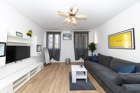 Communal lounge/ TV room, TV and multimedia, Living room, Seating area, fireplace
