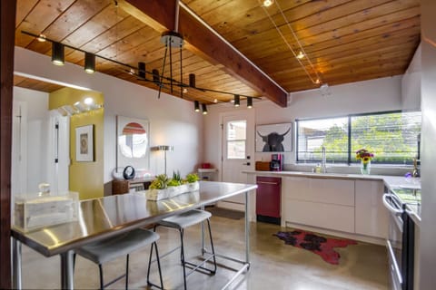 Avoyer One Bedroom Guesthouse - La Mesa House in Casa De Oro-Mount