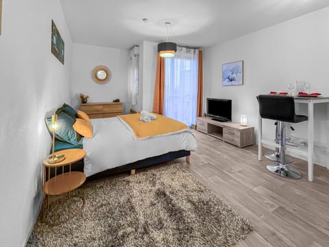 Bed, TV and multimedia, Seating area