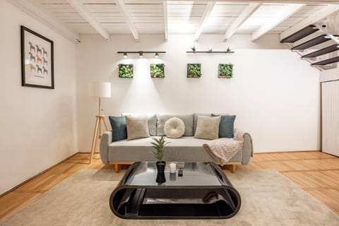Living room, Photo of the whole room, Decorative detail, Decorative detail, Seating area