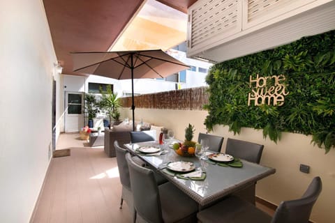 Property building, Balcony/Terrace, Living room
