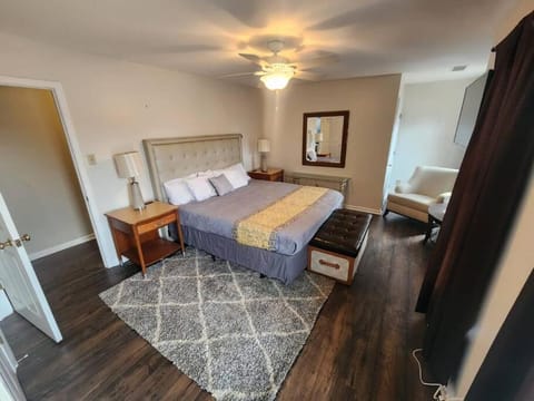 Large near Shops/Dining & easy access to freeway House in Cordova