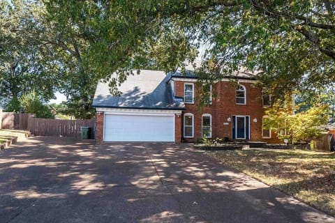 Large near Shops/Dining & easy access to freeway House in Cordova