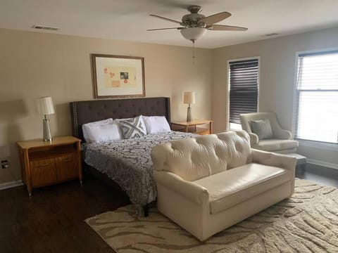 Large near Shops/Dining & easy access to freeway House in Cordova