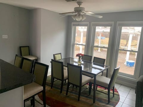 Large near Shops/Dining & easy access to freeway House in Cordova