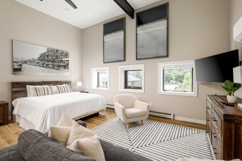 Bed, TV and multimedia, Living room, Photo of the whole room, Seating area, Bedroom