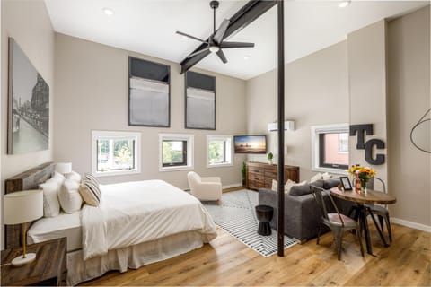 Bed, Living room, Photo of the whole room, Seating area, Dining area, Bedroom