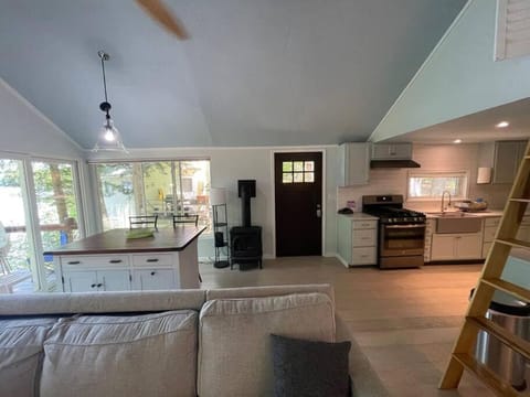 Berta's Lake Front Cottage on Winona Lake! House in Center Harbor