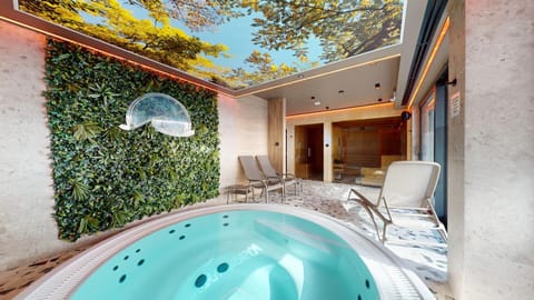 Hot Tub, Sauna, Spa and wellness centre/facilities, sunbed