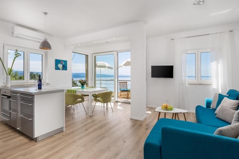 Communal lounge/ TV room, Natural landscape, TV and multimedia, Kitchen or kitchenette, Living room, Seating area, Dining area, Sea view, air conditioner