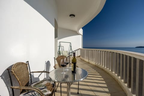 Day, Natural landscape, Balcony/Terrace, Seating area, Dining area, Sea view