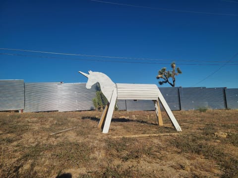 The Unicorn House - 9 min Park entrance - Pool, Outdoor Dining House in Joshua Tree