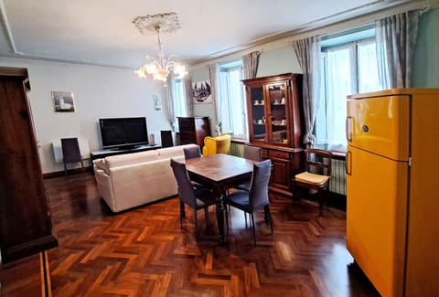 TV and multimedia, Living room, Seating area, Dining area