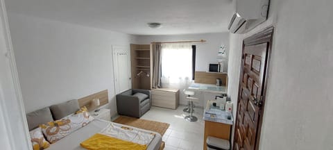 Bed, Photo of the whole room, minibar